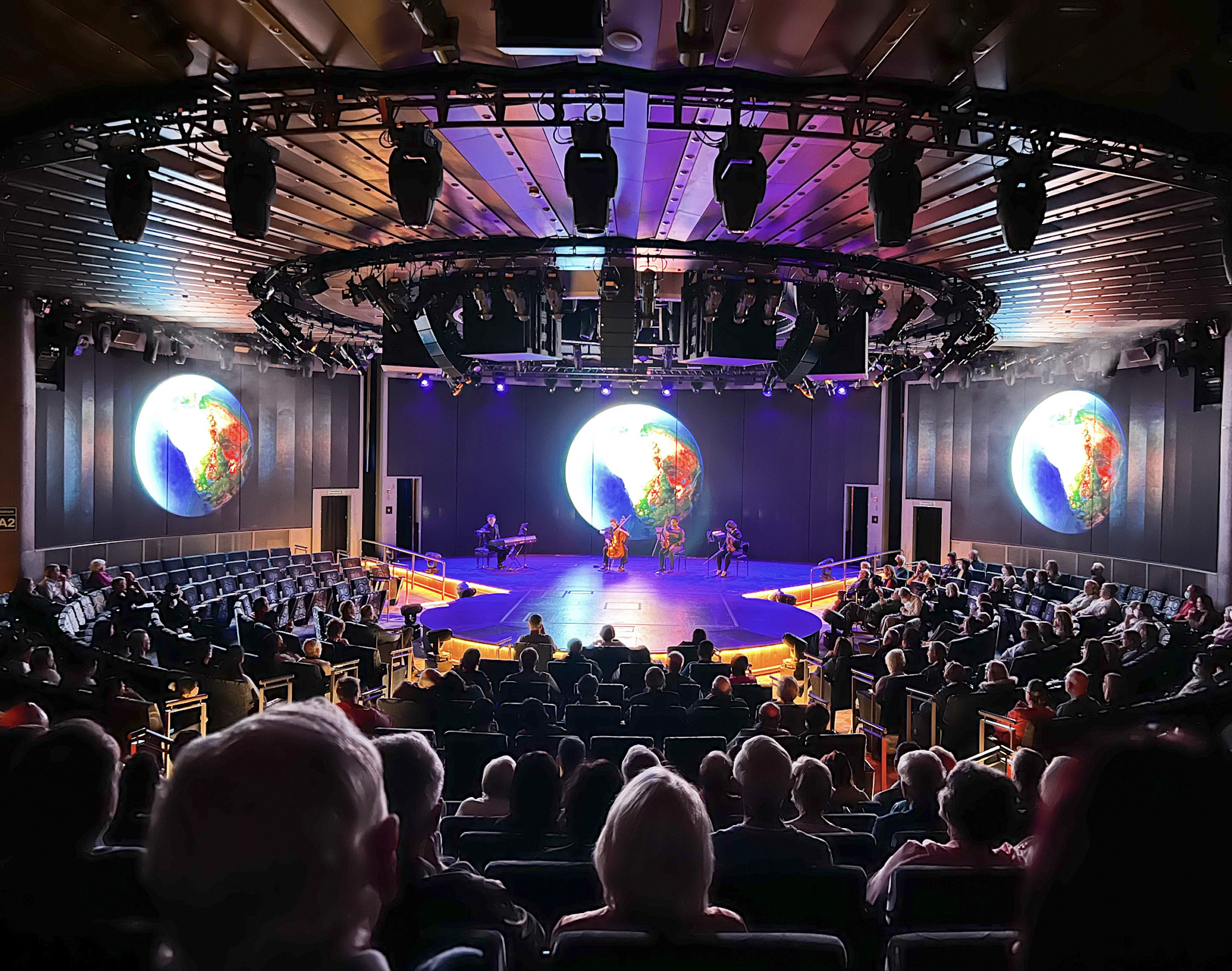 UPTOWN Koningsdam World Stage